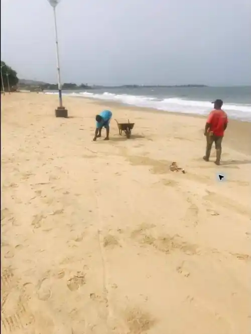 YSI shoreline cleanup work at Lumley Beach in Freetown